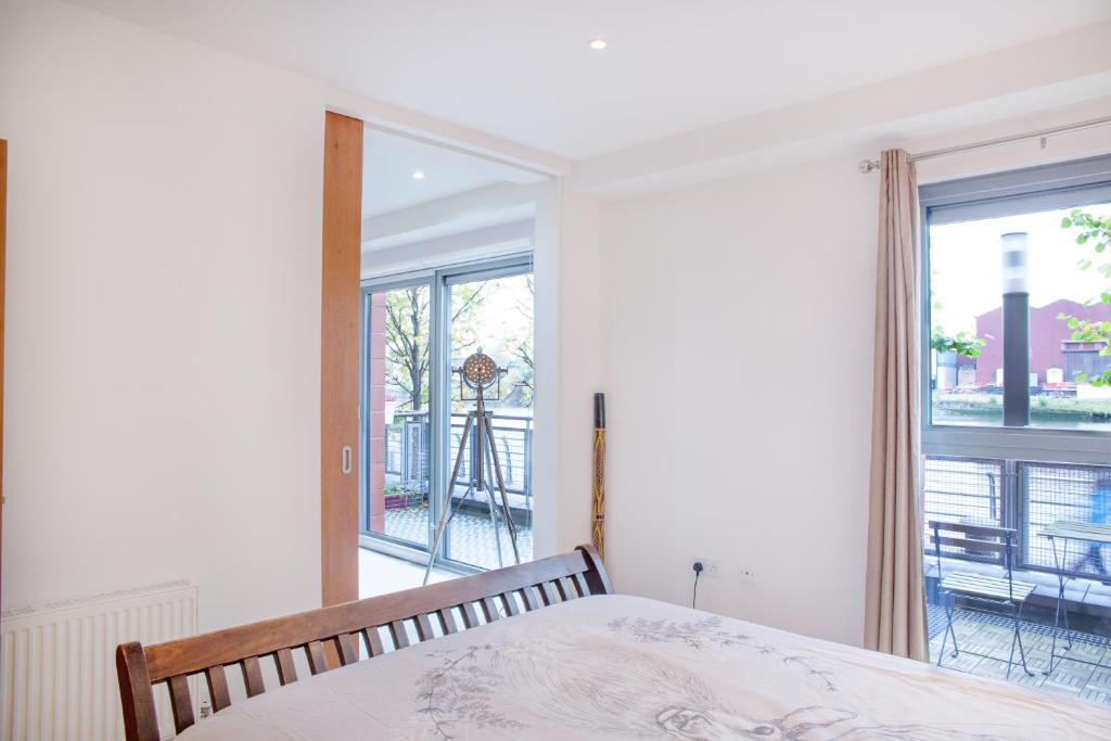 Riverside West End Apartment - 32