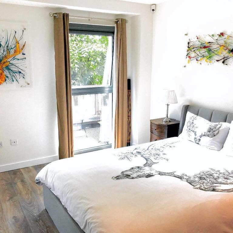 Riverside West End Apartment - 33