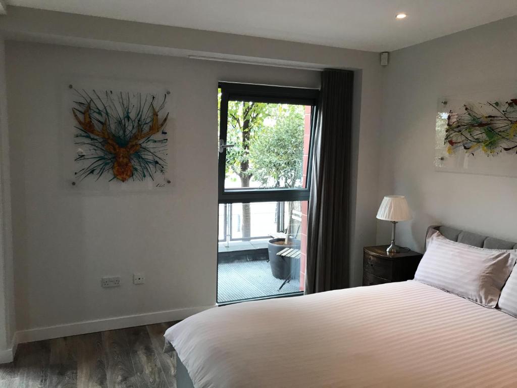 Riverside West End Apartment - 29