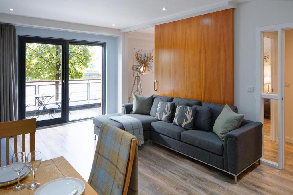 Riverside West End Apartment - 20