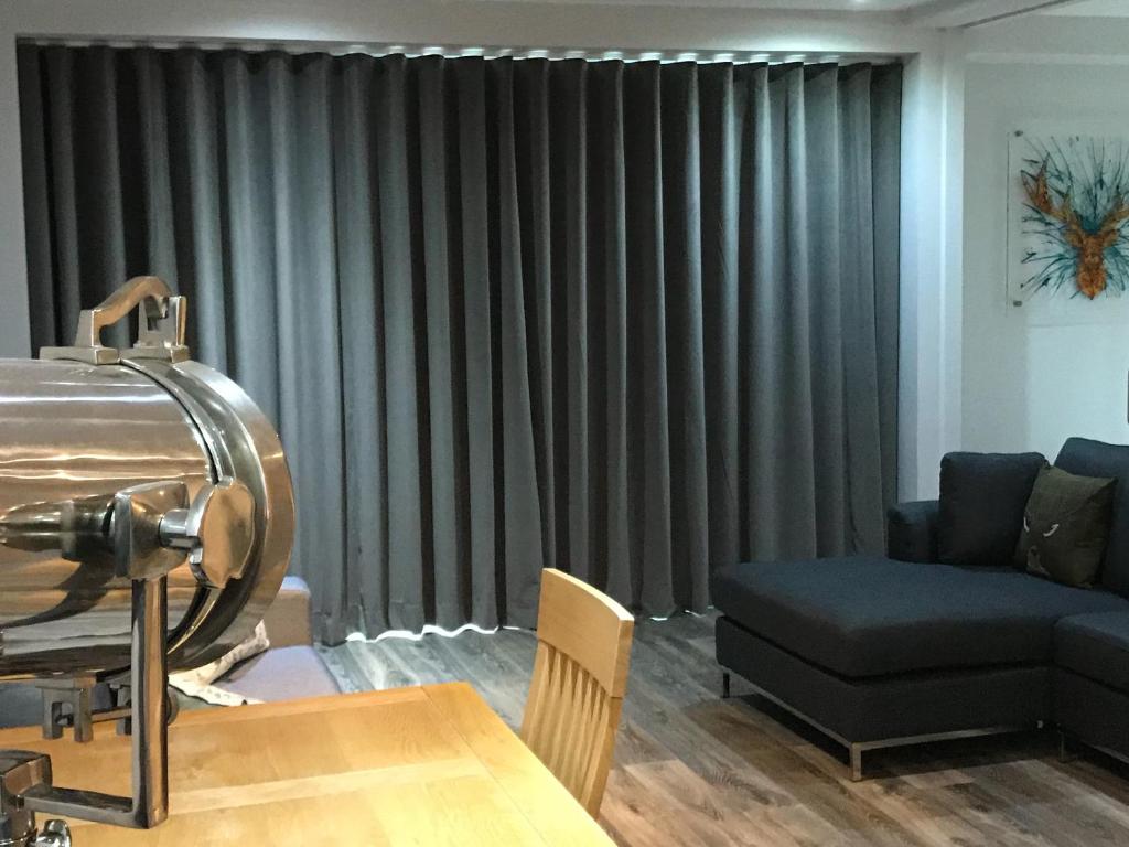 Riverside West End Apartment - 28