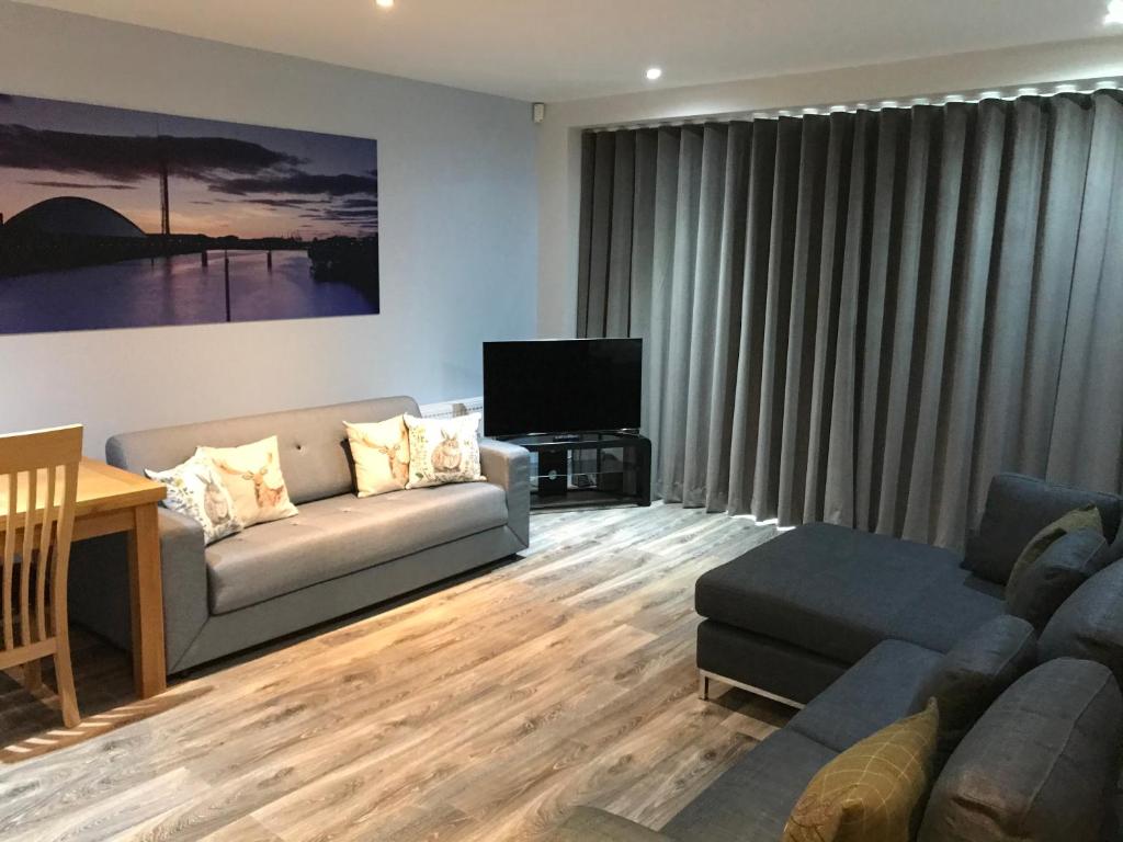 Riverside West End Apartment - 27