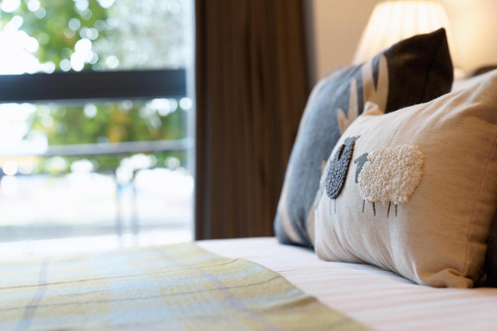 Riverside West End Apartment - 9