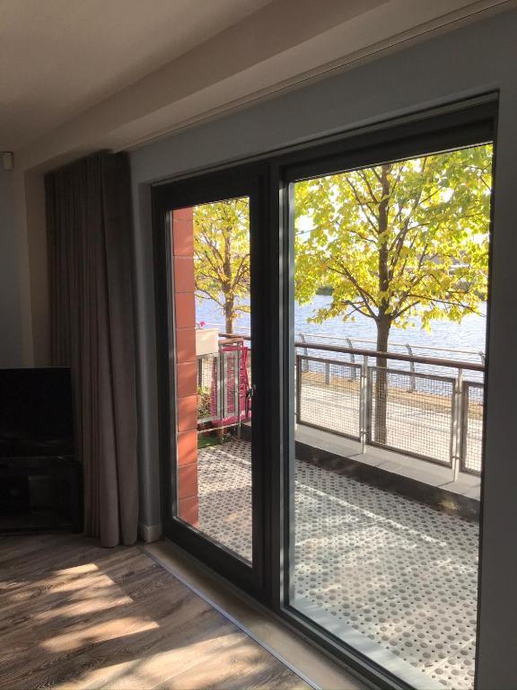 Riverside West End Apartment - 17