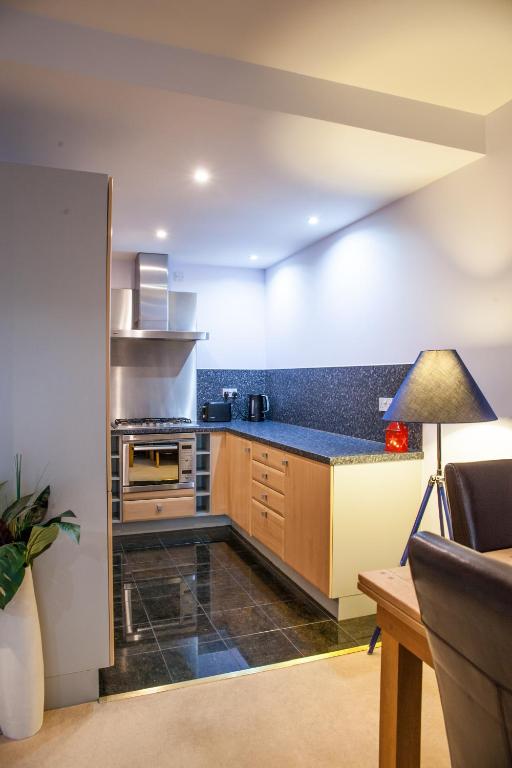 Riverside West End Apartment - 41