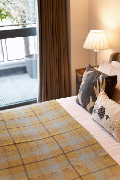 Riverside West End Apartment - 10