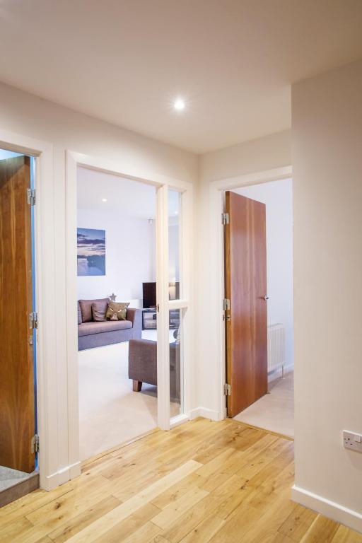 Riverside West End Apartment - 44