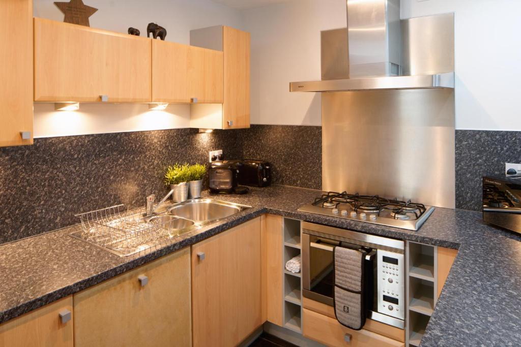 Riverside West End Apartment - 19