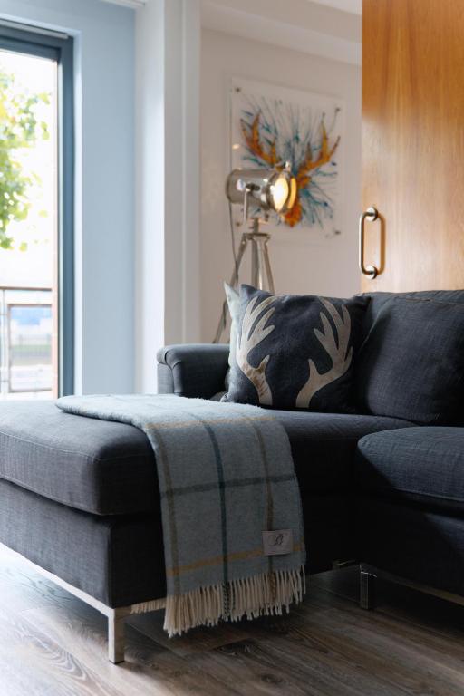 Riverside West End Apartment - 13