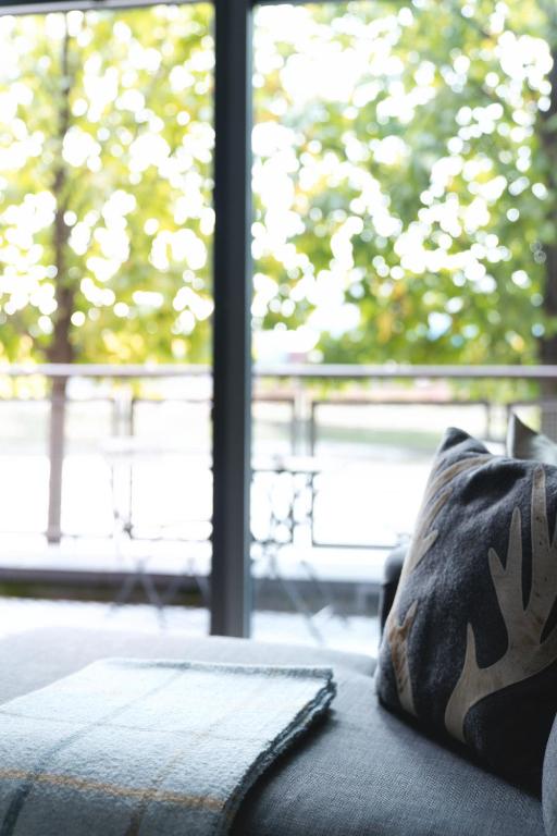 Riverside West End Apartment - 18