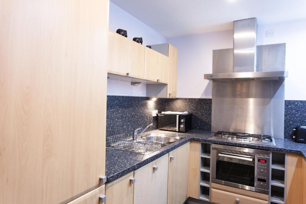 Riverside West End Apartment - 38