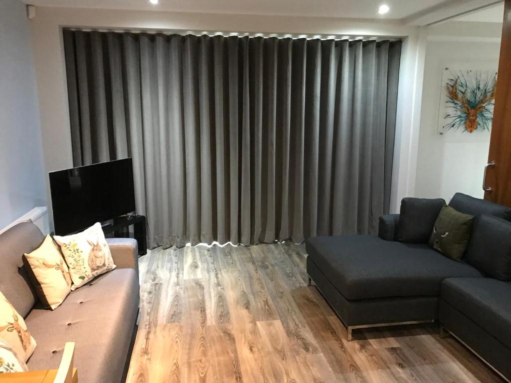 Riverside West End Apartment - 26