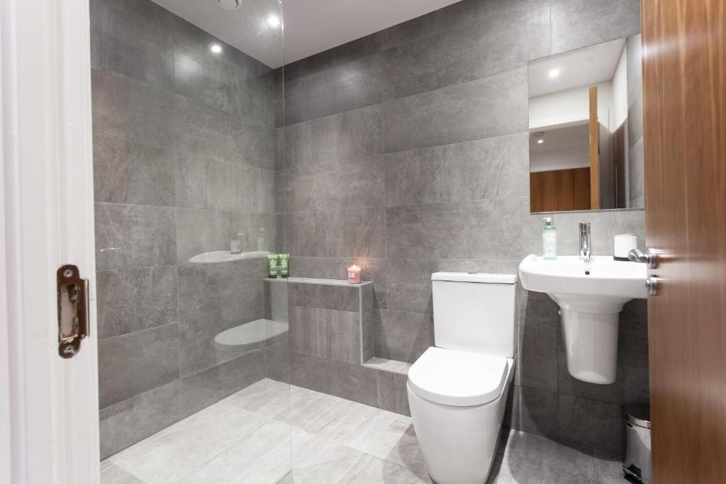 Riverside West End Apartment - 34