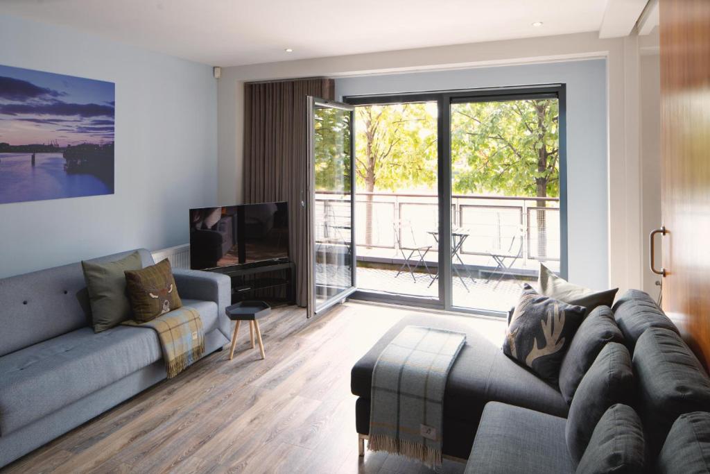 Riverside West End Apartment - 16