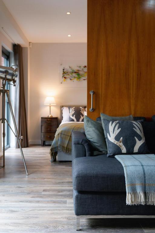 Riverside West End Apartment - 12