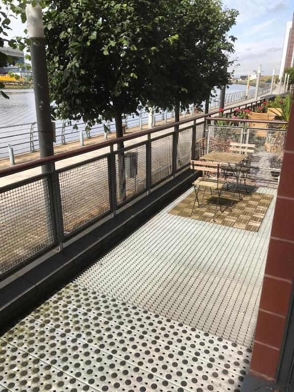 Riverside West End Apartment - 25