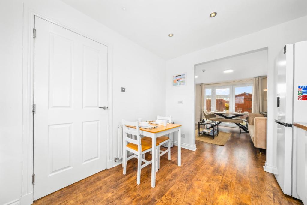 Modern 5 Bedroom Townhouse with Free Parking - 45