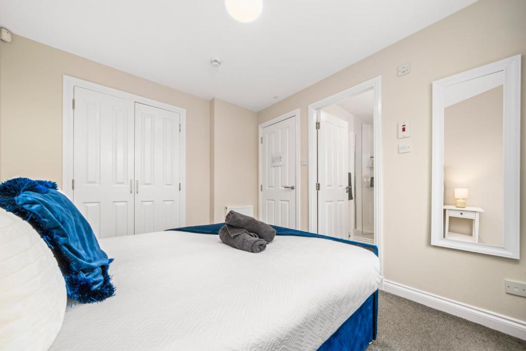 Modern 5 Bedroom Townhouse with Free Parking - 10