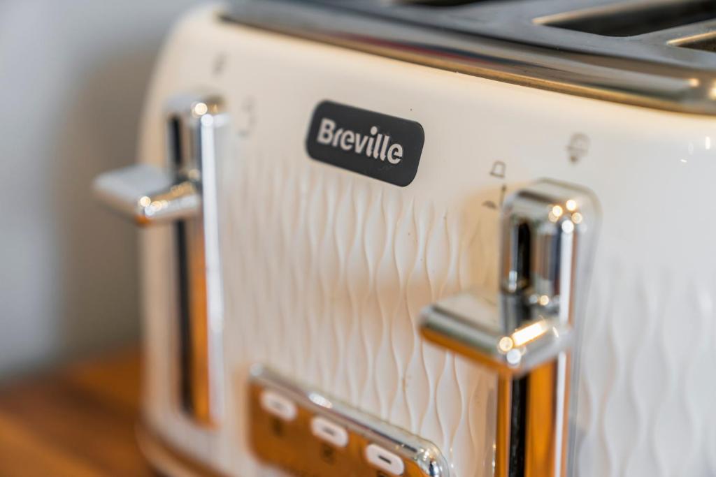 Modern 5 Bedroom Townhouse with Free Parking - 20