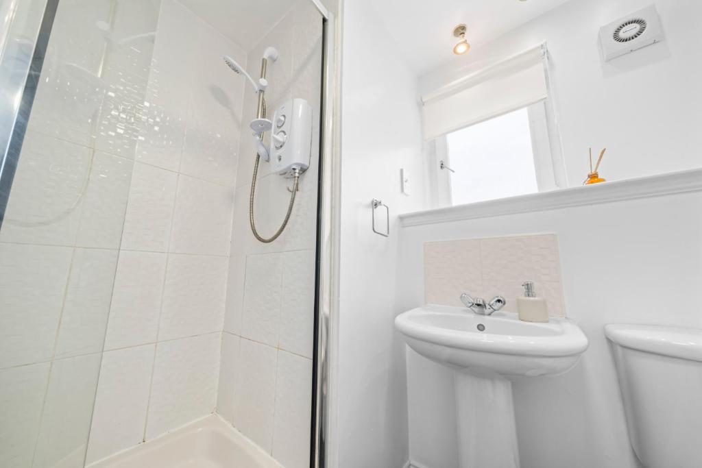 Modern 5 Bedroom Townhouse with Free Parking - 29