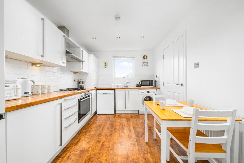 Modern 5 Bedroom Townhouse with Free Parking - 3