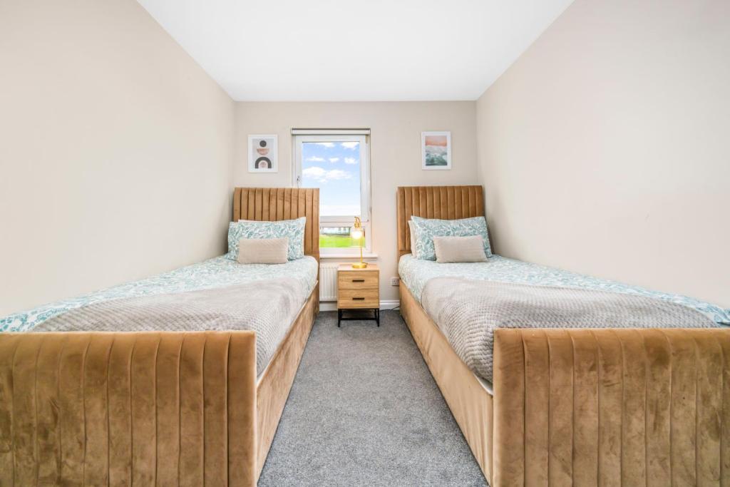 Modern 5 Bedroom Townhouse with Free Parking - 17