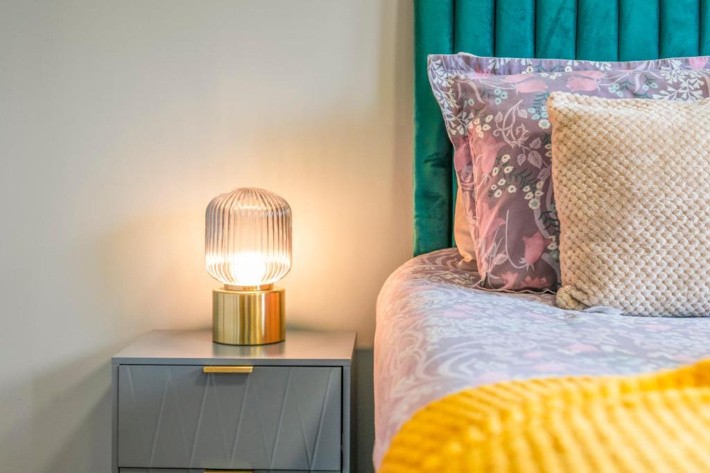 Modern 5 Bedroom Townhouse with Free Parking - 9