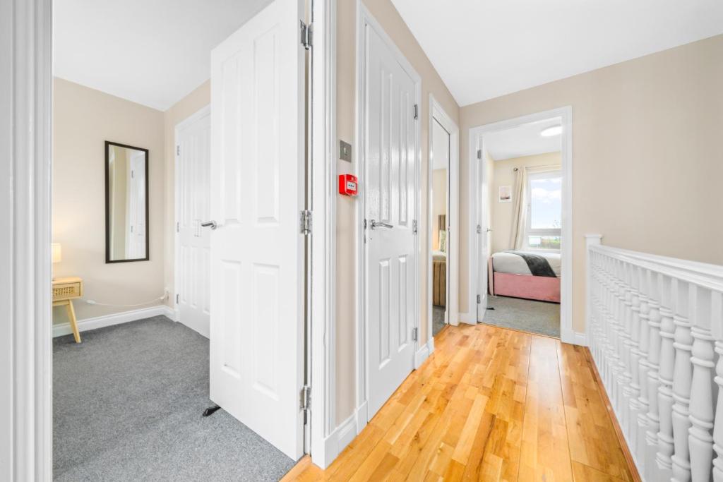 Modern 5 Bedroom Townhouse with Free Parking - 14