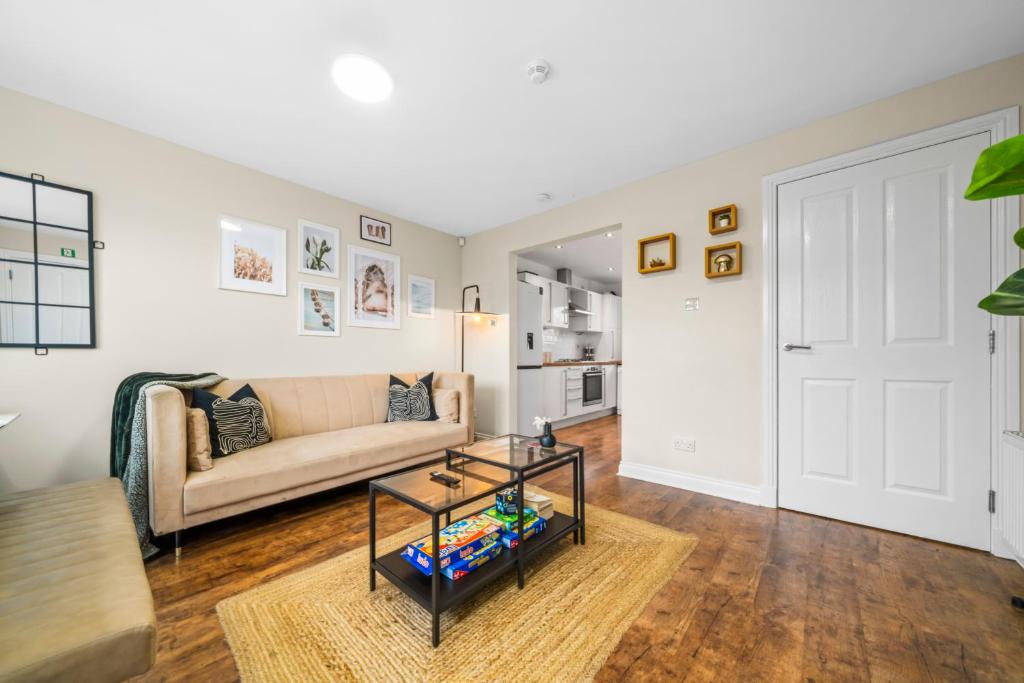 Modern 5 Bedroom Townhouse with Free Parking - 43