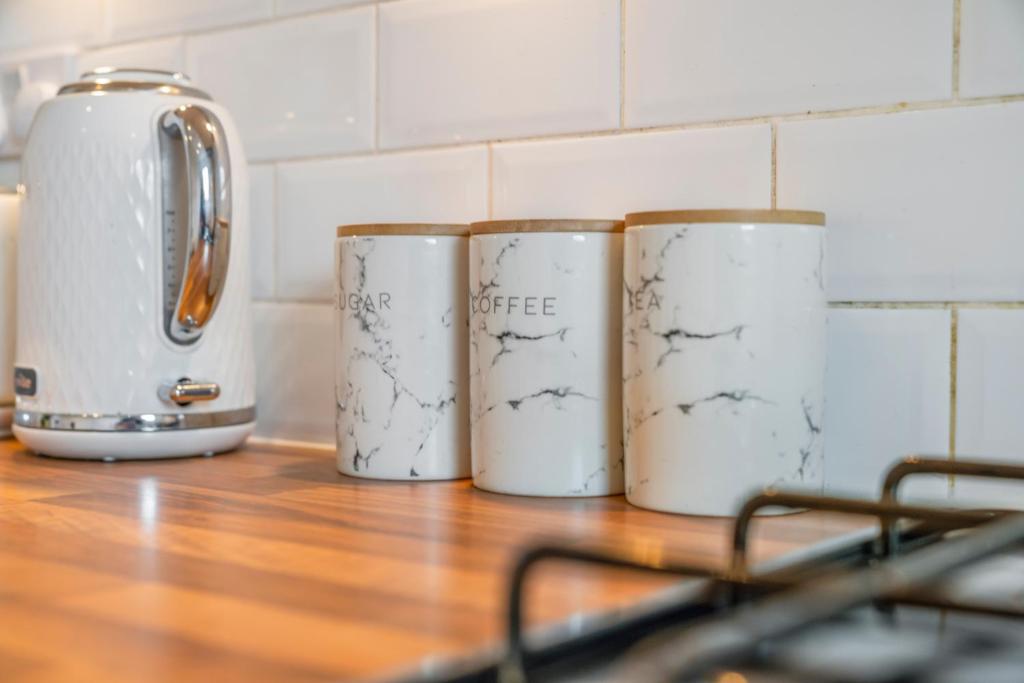 Modern 5 Bedroom Townhouse with Free Parking - 24