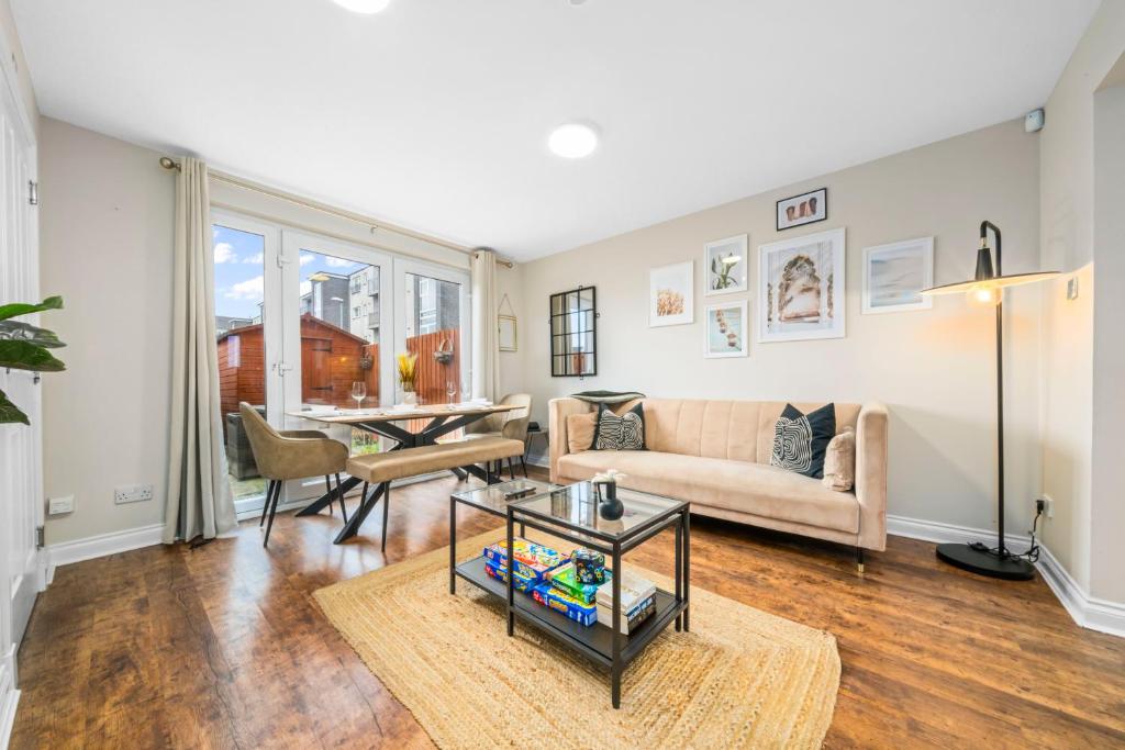 Modern 5 Bedroom Townhouse with Free Parking - 11