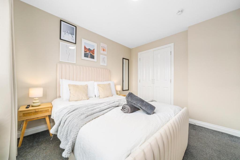 Modern 5 Bedroom Townhouse with Free Parking - 8