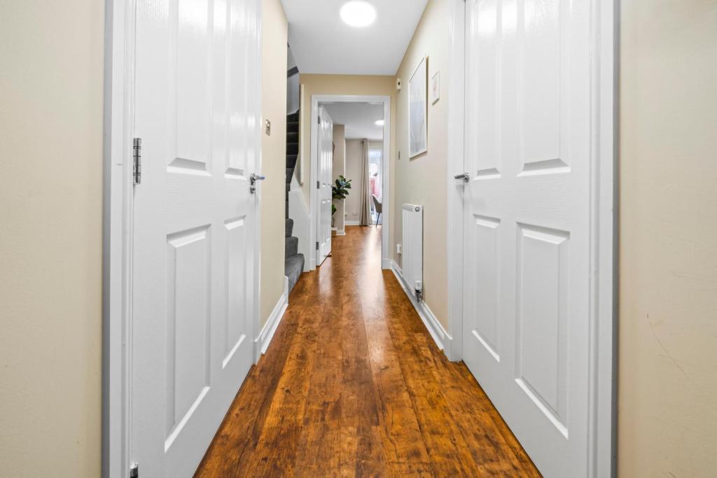 Modern 5 Bedroom Townhouse with Free Parking - 32