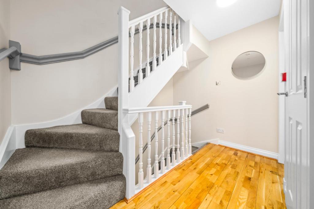 Modern 5 Bedroom Townhouse with Free Parking - 16