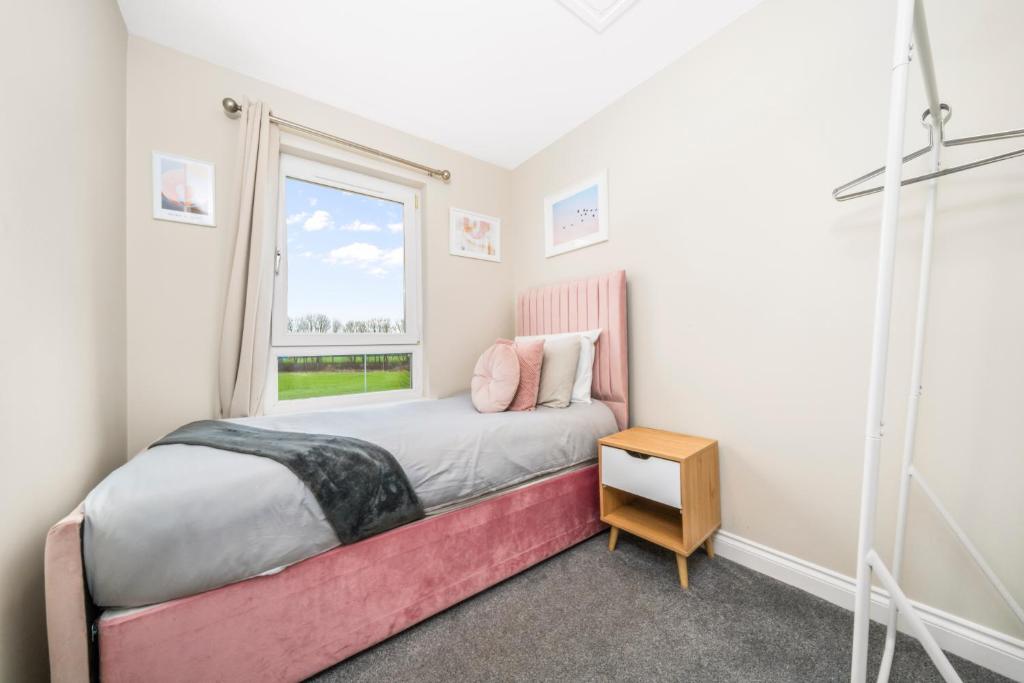 Modern 5 Bedroom Townhouse with Free Parking - 35