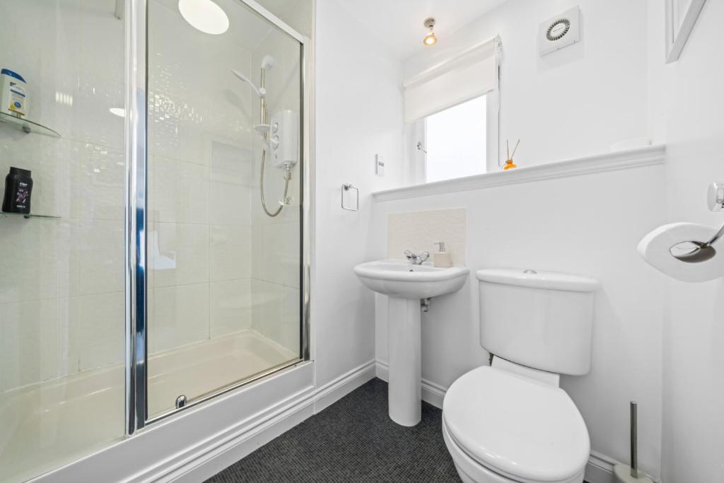 Modern 5 Bedroom Townhouse with Free Parking - 13