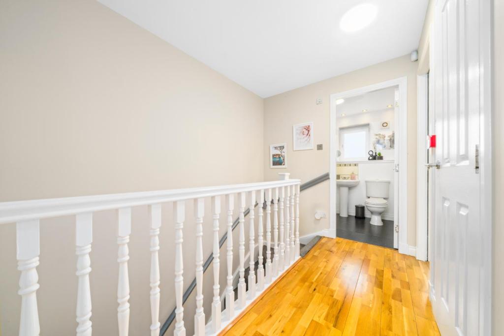 Modern 5 Bedroom Townhouse with Free Parking - 12