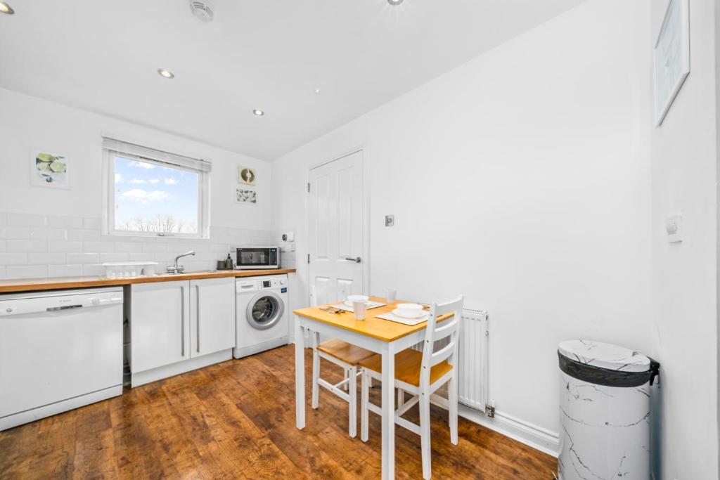 Modern 5 Bedroom Townhouse with Free Parking - 22