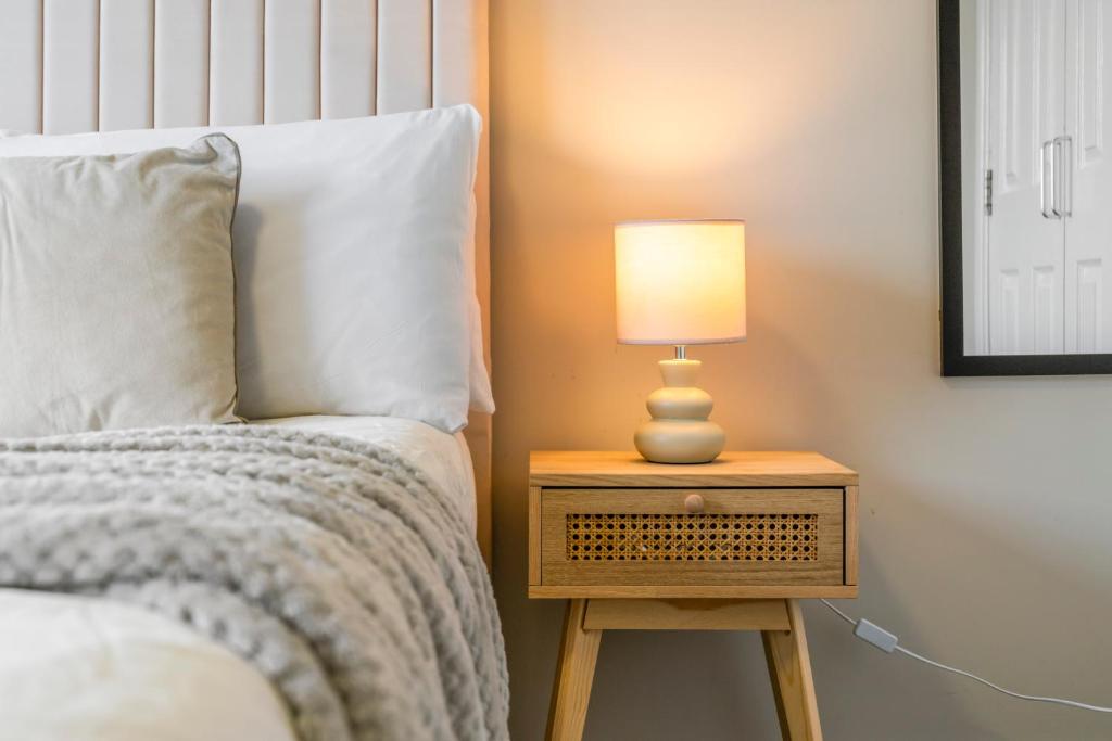 Modern 5 Bedroom Townhouse with Free Parking - 5