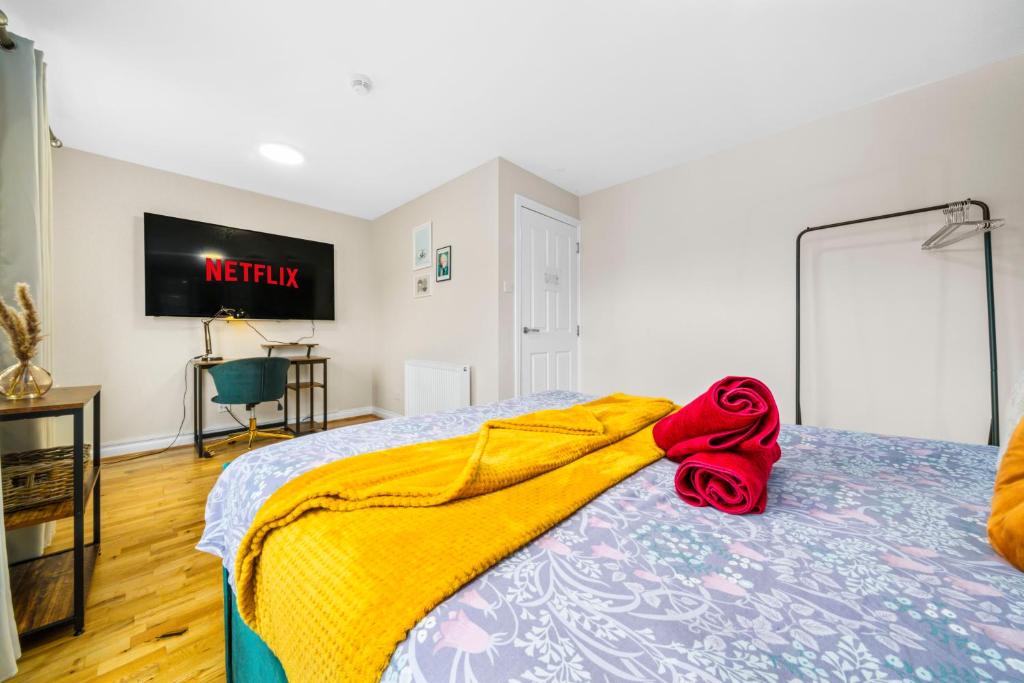 Modern 5 Bedroom Townhouse with Free Parking - 37