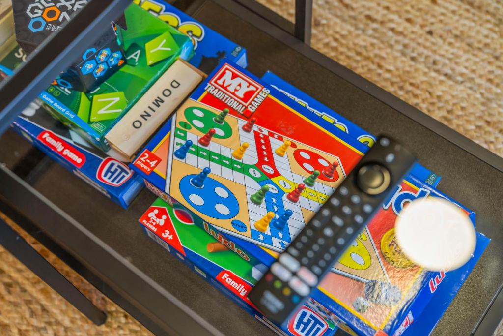 Modern 5 Bedroom Townhouse with Free Parking - 15