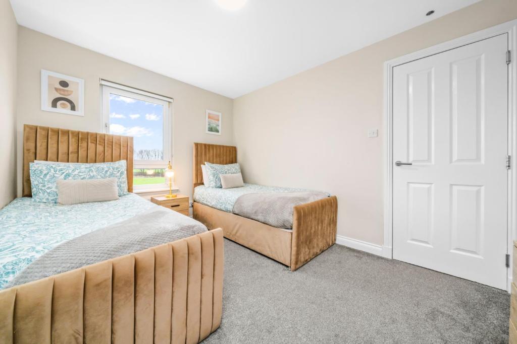 Modern 5 Bedroom Townhouse with Free Parking - 4