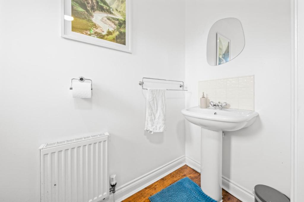 Modern 5 Bedroom Townhouse with Free Parking - 18