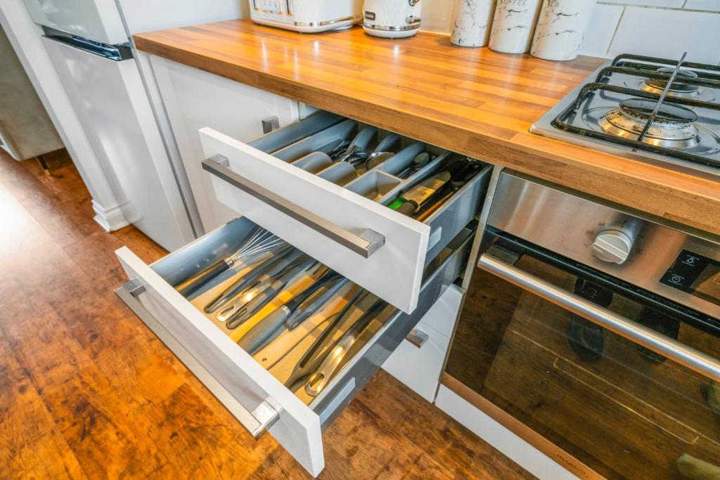 Modern 5 Bedroom Townhouse with Free Parking - 36