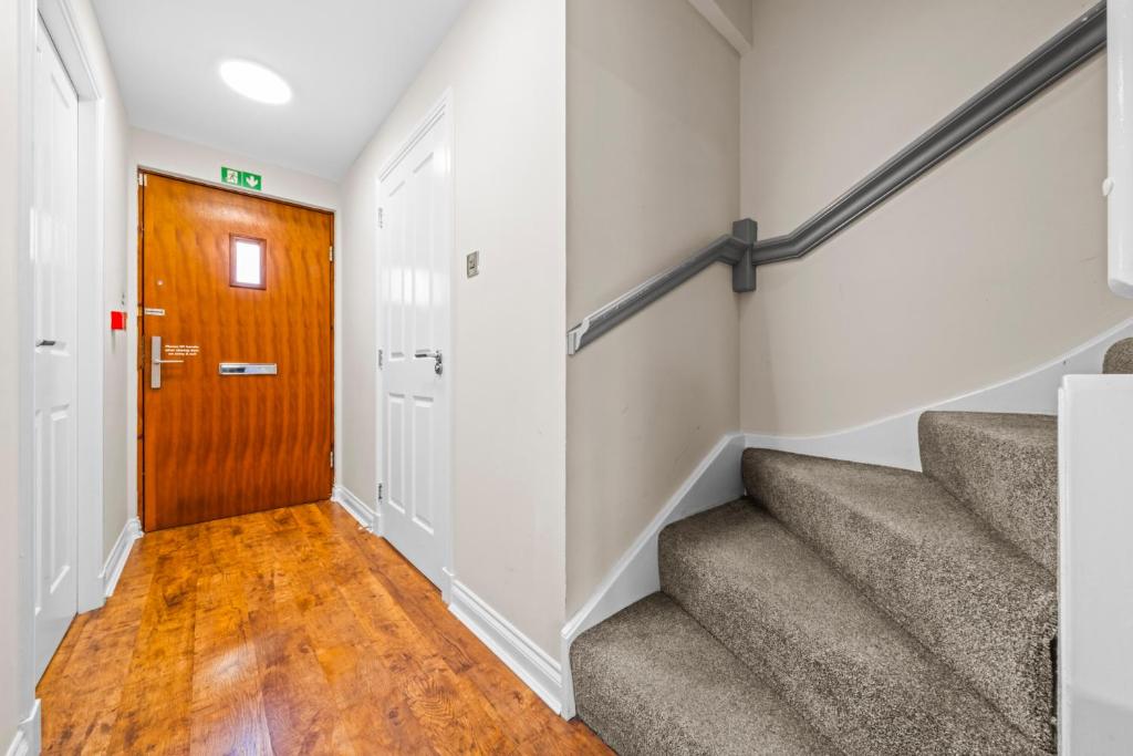 Modern 5 Bedroom Townhouse with Free Parking - 34