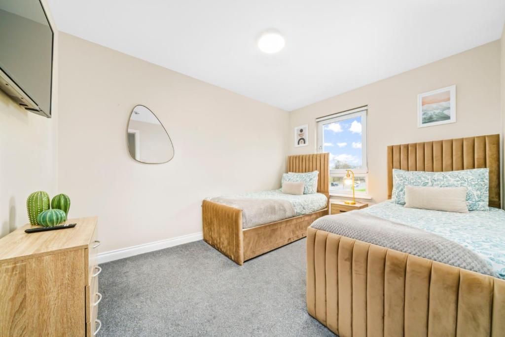 Modern 5 Bedroom Townhouse with Free Parking - 44