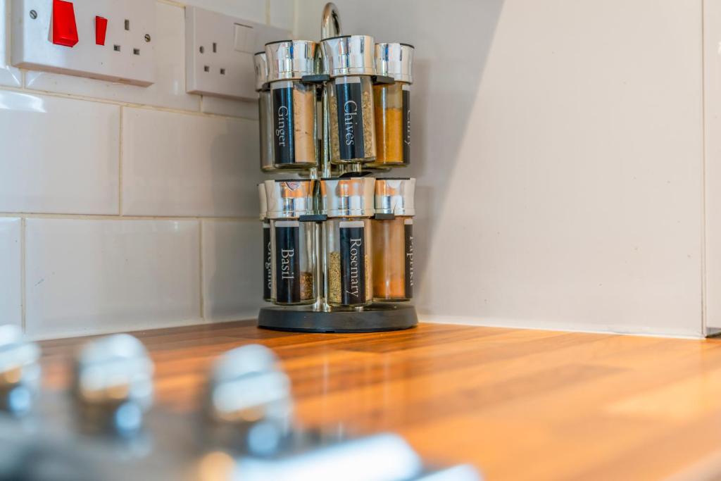 Modern 5 Bedroom Townhouse with Free Parking - 33