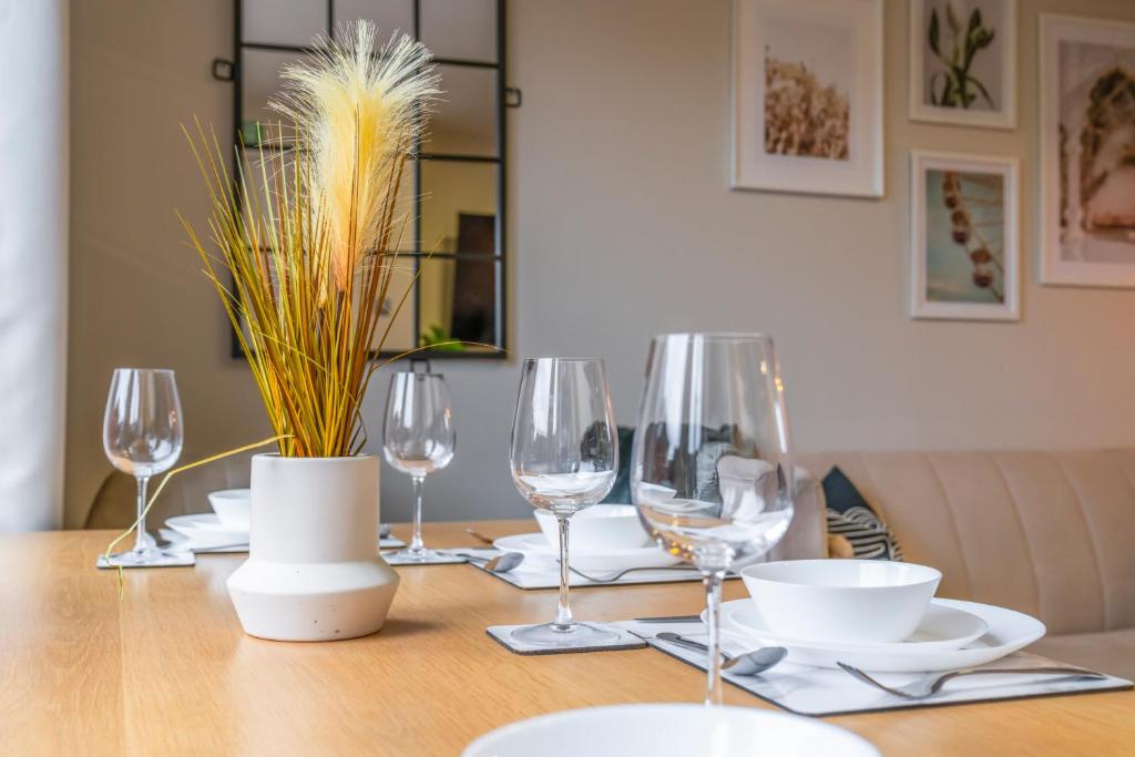 Modern 5 Bedroom Townhouse with Free Parking - 26