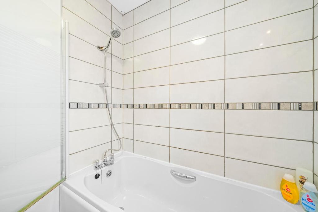 Modern 5 Bedroom Townhouse with Free Parking - 19