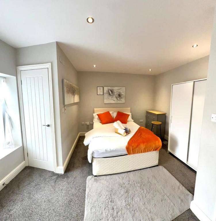 Lovely Double Bedroom - 9